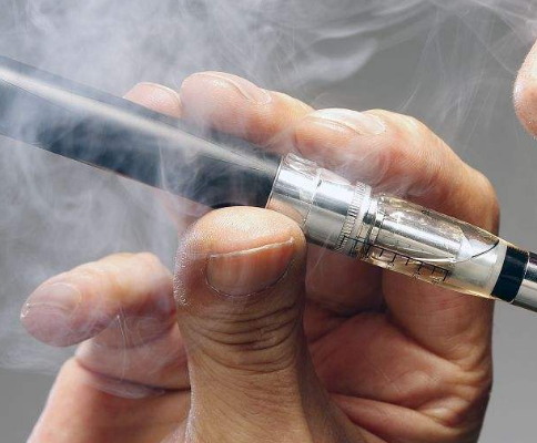 香烟中含有很多物质,比如尼古丁,焦油等,其实这些物质都是有毒的,这些