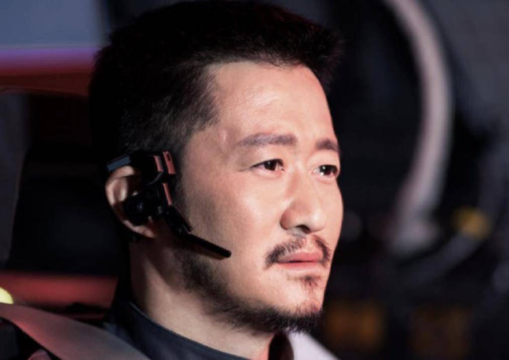 吴京见状,拿着两瓶二锅头径直走向刘猛.