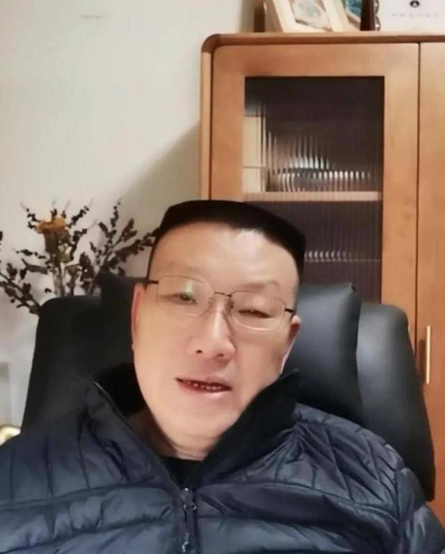 结果,老潘第一场开播,就挣了40多个华子,震惊了,整个二八圈,比李律