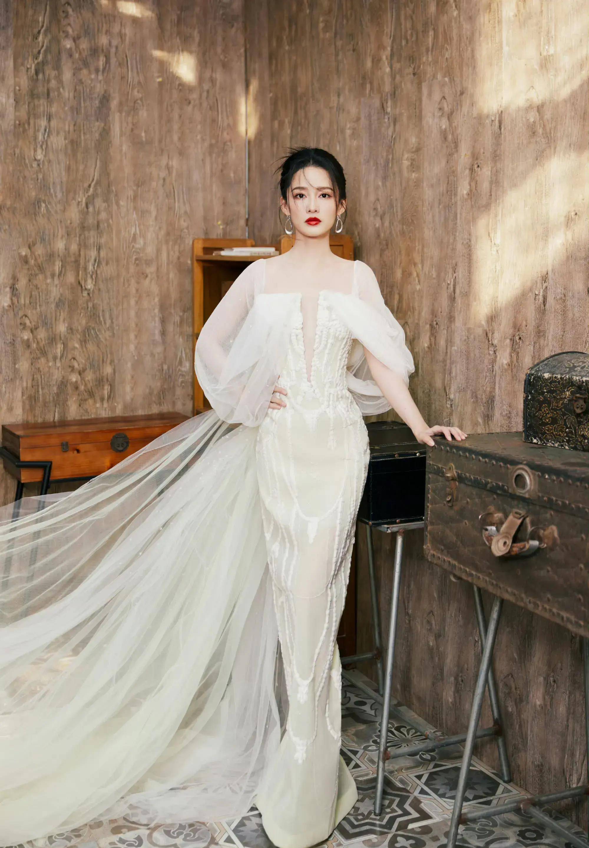 李沁身穿一袭飘逸白纱裙 清冷淡雅又纯欲