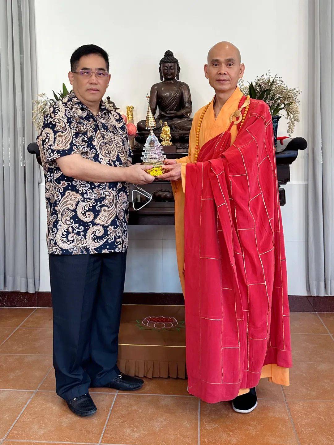 马来西亚华琪舍利子博物馆张秋源博士向六榕寺赠送舍利子塔_佛陀_弟子