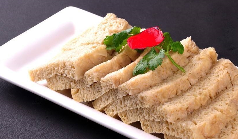 把面筋放在锅里煮面基是很吸水的,他会把锅里的汤汁吸进去非常的好吃