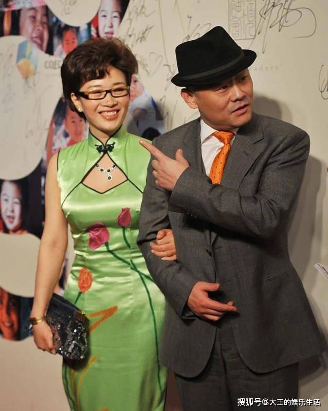 周立波三婚妻子竟然是她!61岁穿旗袍难掩丰腴身姿,别有韵味!