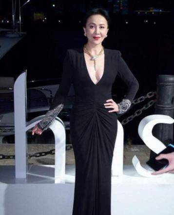 54岁刘嘉玲从131斤到97斤,艳压袁姗姗,坦言:减肥方法简单科学_身材