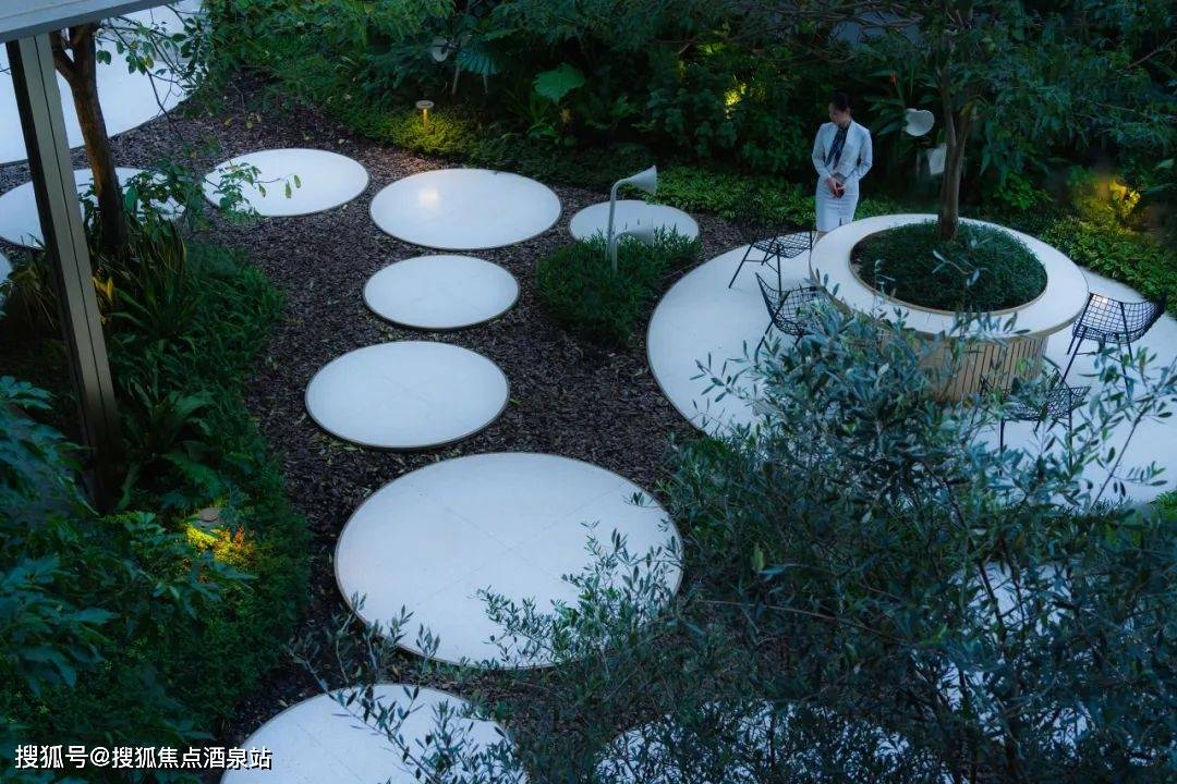 以风雨连廊为界,置身海语花园中休憩卡座,种植池,汀步皆以圆形为设计