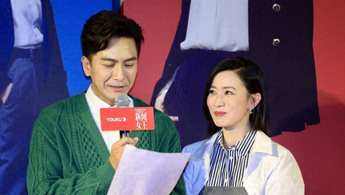 剧中,佘诗曼饰演的角色在面对各种新闻事件时,表现出了强烈的情绪波动