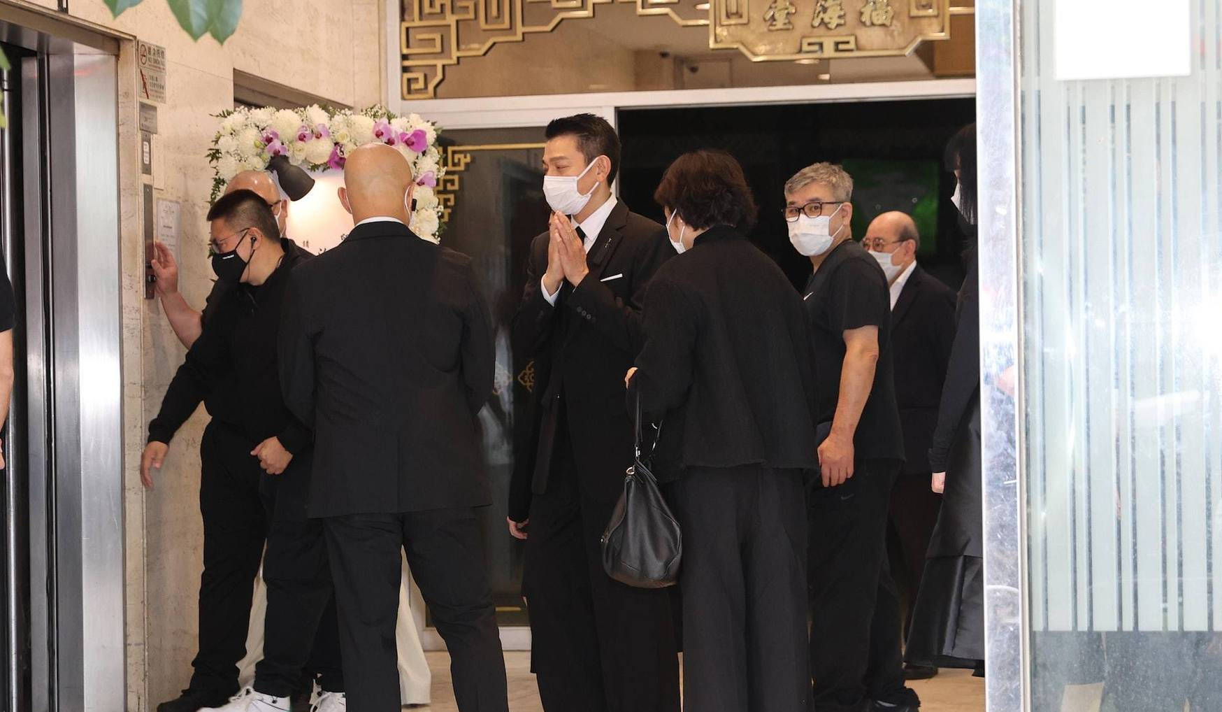 父亲葬礼:吴君如黄发时尚,任达华太苍老,吕良伟保养真好_人们_明星