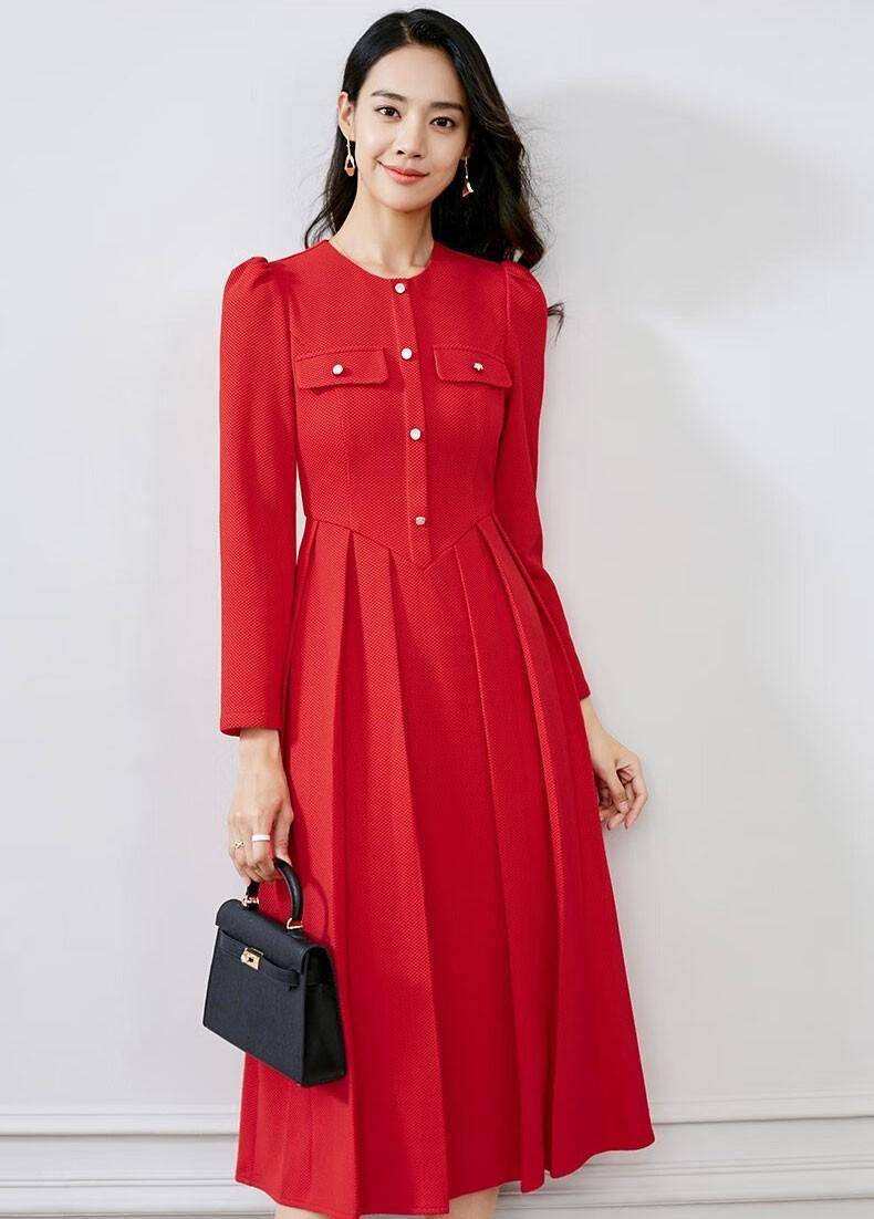 这件红色百褶连衣裙所带来的独特魅力,以及日常穿搭推荐的款式组合,让