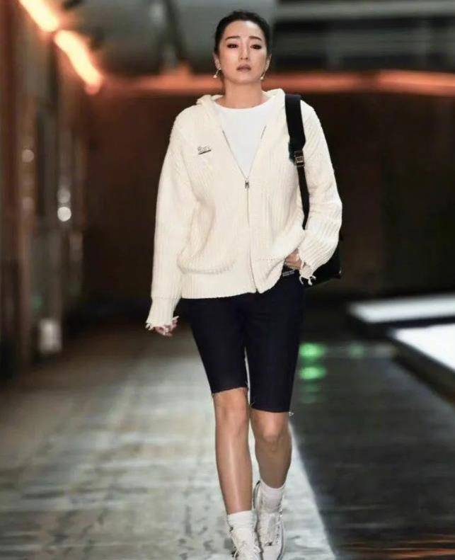 着装tips:白色连帽衫,白色连衣裙,黑色打底裤,白色运动鞋巩俐的穿搭以