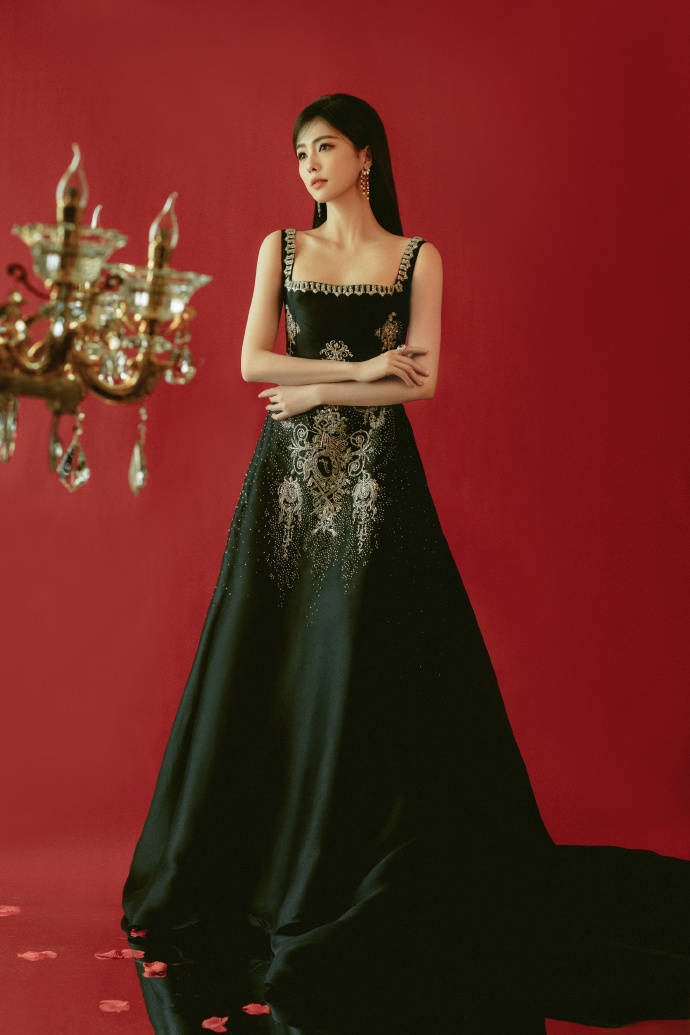 白鹿微博视界大会绿色抹胸长裙引发身材话题!