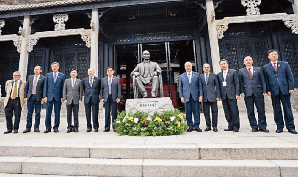 二房儿子罕露脸,大合照主动站边上_霍文逊_家族_香港