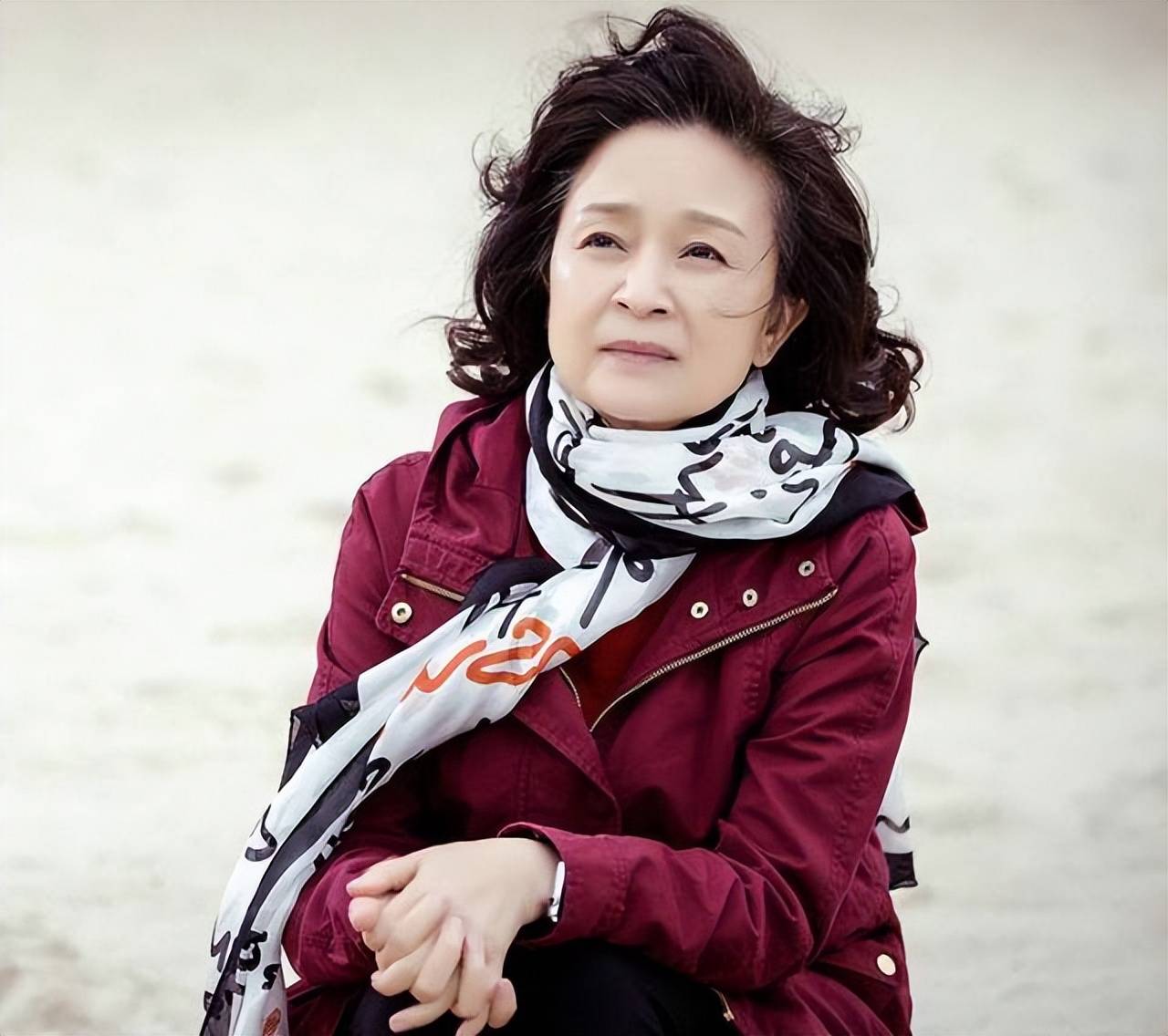 刘莉莉:30多岁相亲嫁圈外人,为家庭放弃事业,如今女儿成她骄傲_舞台