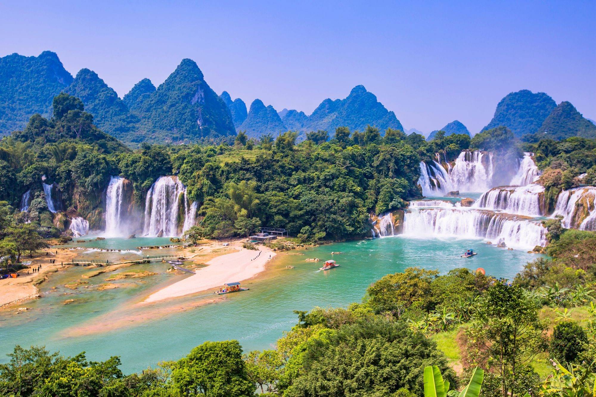 广西崇左德天瀑布,气势雄伟,人间至美,在这里可以领