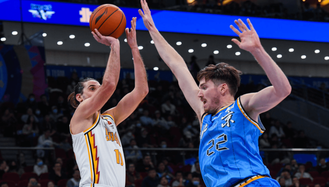 防守策略,减少大延误包夹施韦德次数,改用盯人换防(邱天防得相当不错