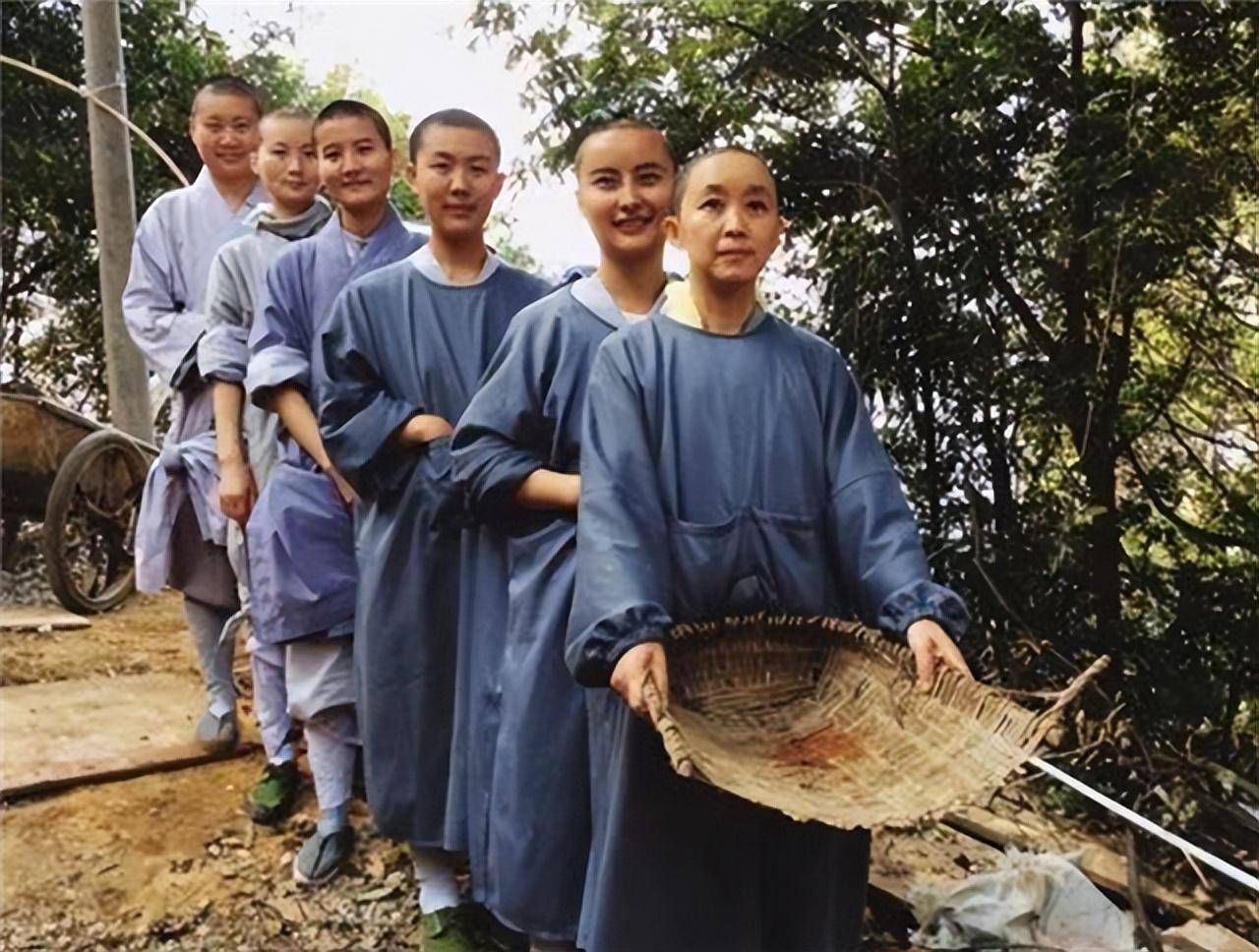 放弃了百万年薪,30名研究生选择组团出家当和尚,如今怎样了?