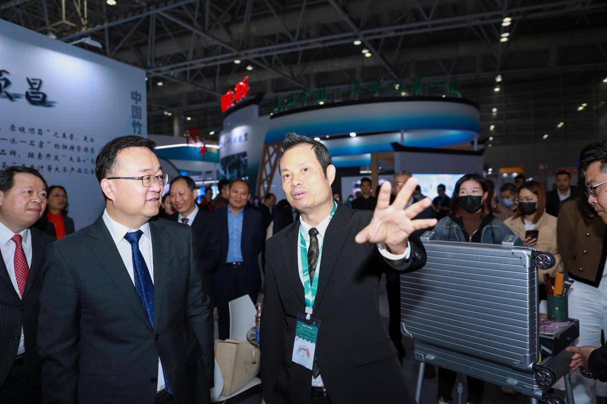 欧芭集团董事长,中国美发名师蔡艺卓陪同福建省副省长王金福,福建省