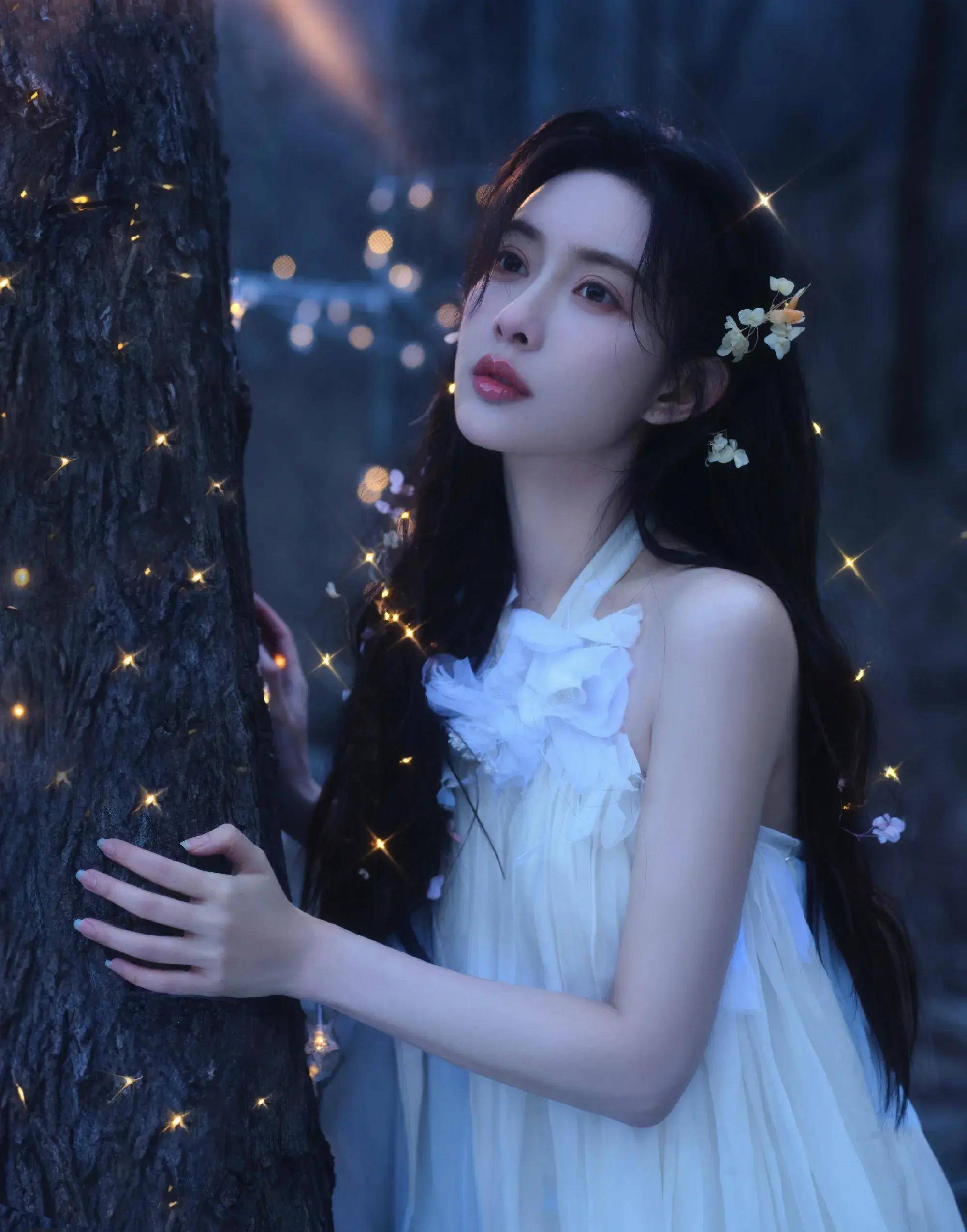 孟子义挂脖白纱裙 唯美飘逸 又纯又欲 再化身城堡公主 魅惑撩人_花瓣