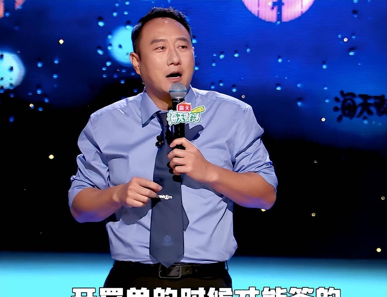 成龙说起当年洗发水策划,全场大笑,唱起"真心英雄"则让人感动_主题