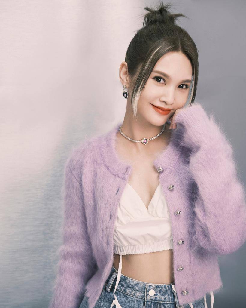 杨丞琳《沸腾校园》高马尾丸子头造型写真释出 可盐可甜时尚感