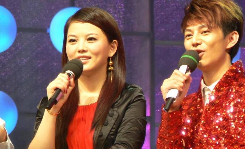 当时还在湖南卫视主持节目的时候,和何炅平起平坐,之后谢娜加入,李湘