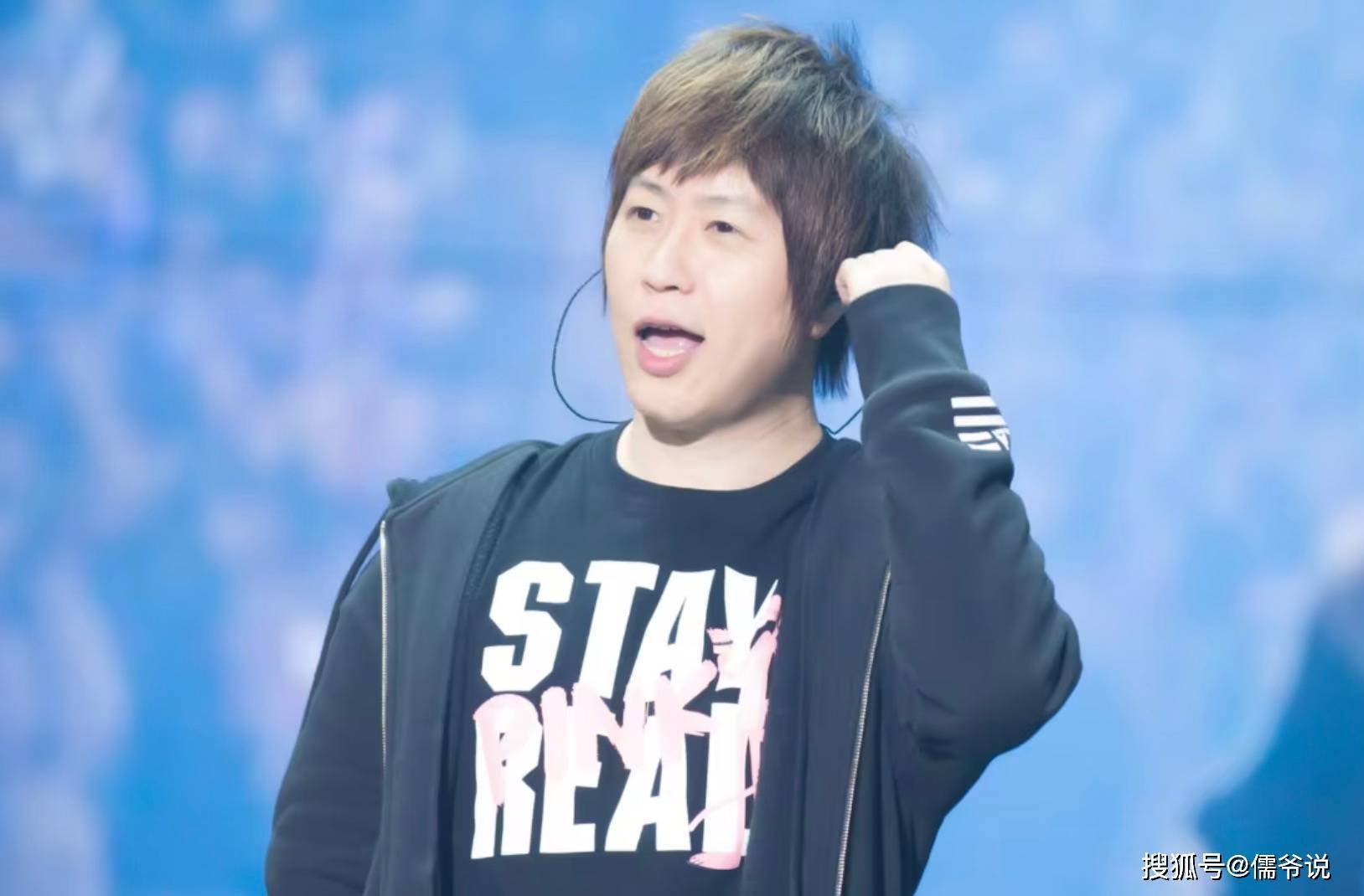 五月天主唱阿信一天两次回应假唱,回应时间点信息量很大,被质疑是为了