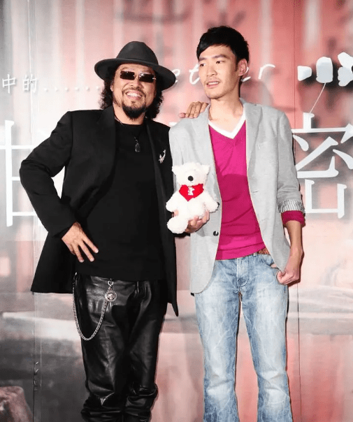 张少怀是张菲的小儿子,性格方面他与父亲张菲完全相反,这个孩子生性