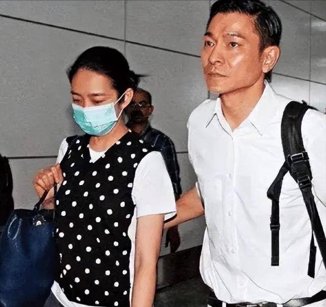 刘德华与朱丽倩的故事,就像是一部温馨的电影,充满了浪漫与感动.
