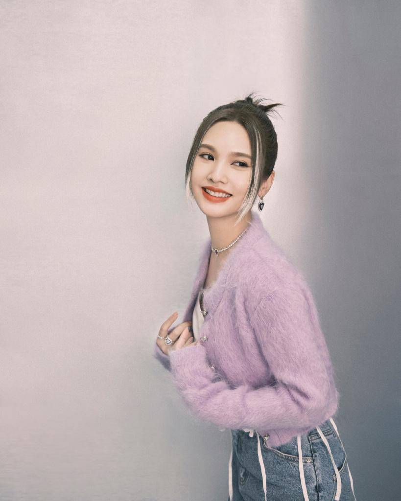 杨丞琳《沸腾校园》高马尾丸子头造型写真释出 可盐可甜时尚感