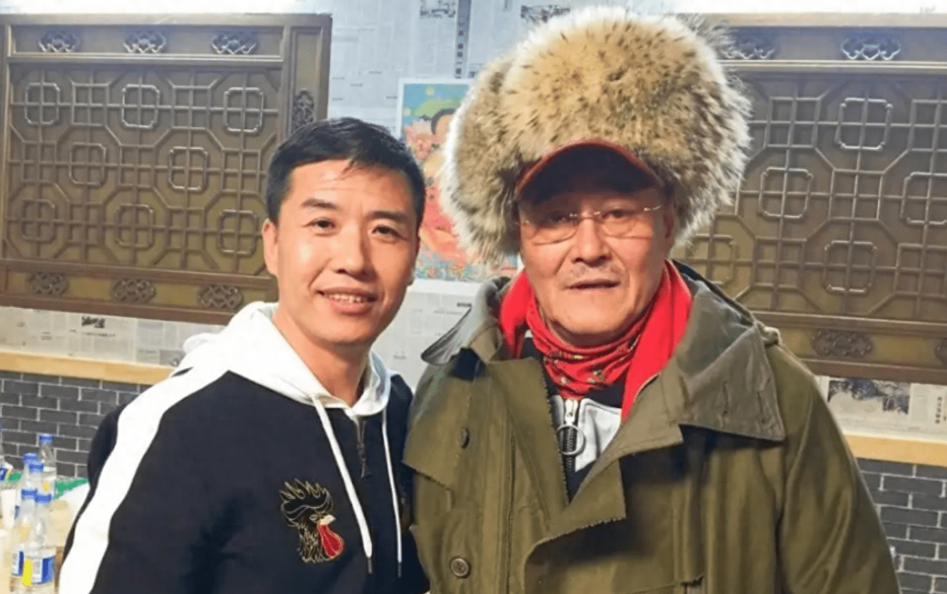赵本山徒弟关小平:离开本山传媒16年,如今开酒厂,住500万豪宅_邓建国