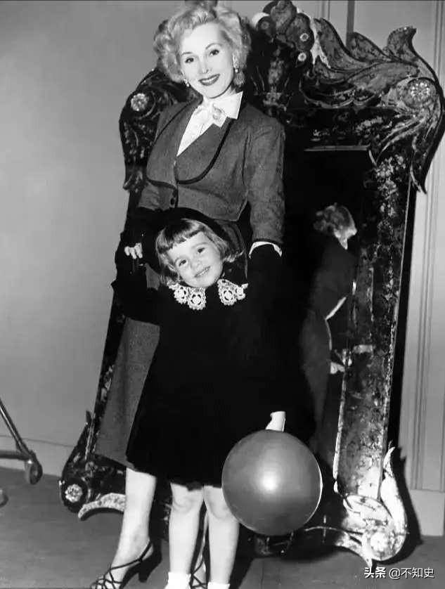 他逼迫莎莎·嘉宝生下了一个女儿,这也是莎莎·嘉宝人生中唯一的一个