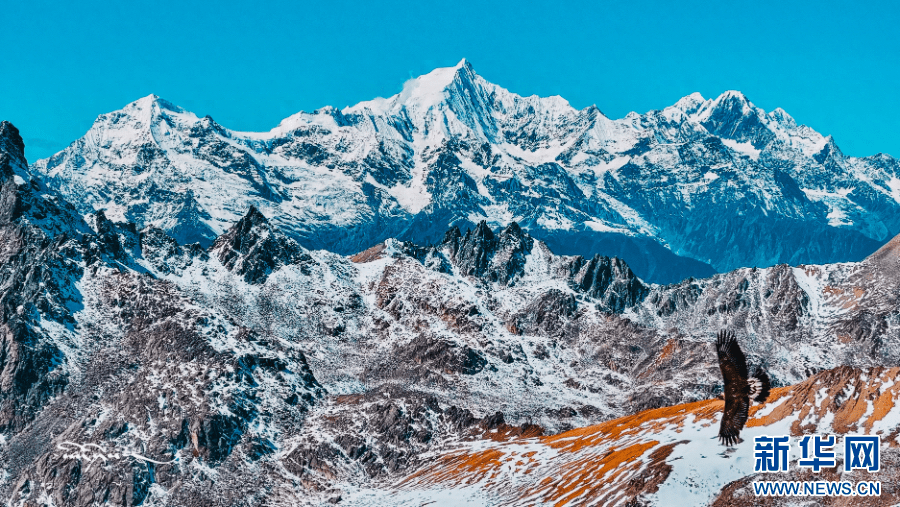 多角度记录梅里雪山最高峰卡瓦格博峰美景-梅里主峰卡瓦格博日照金山