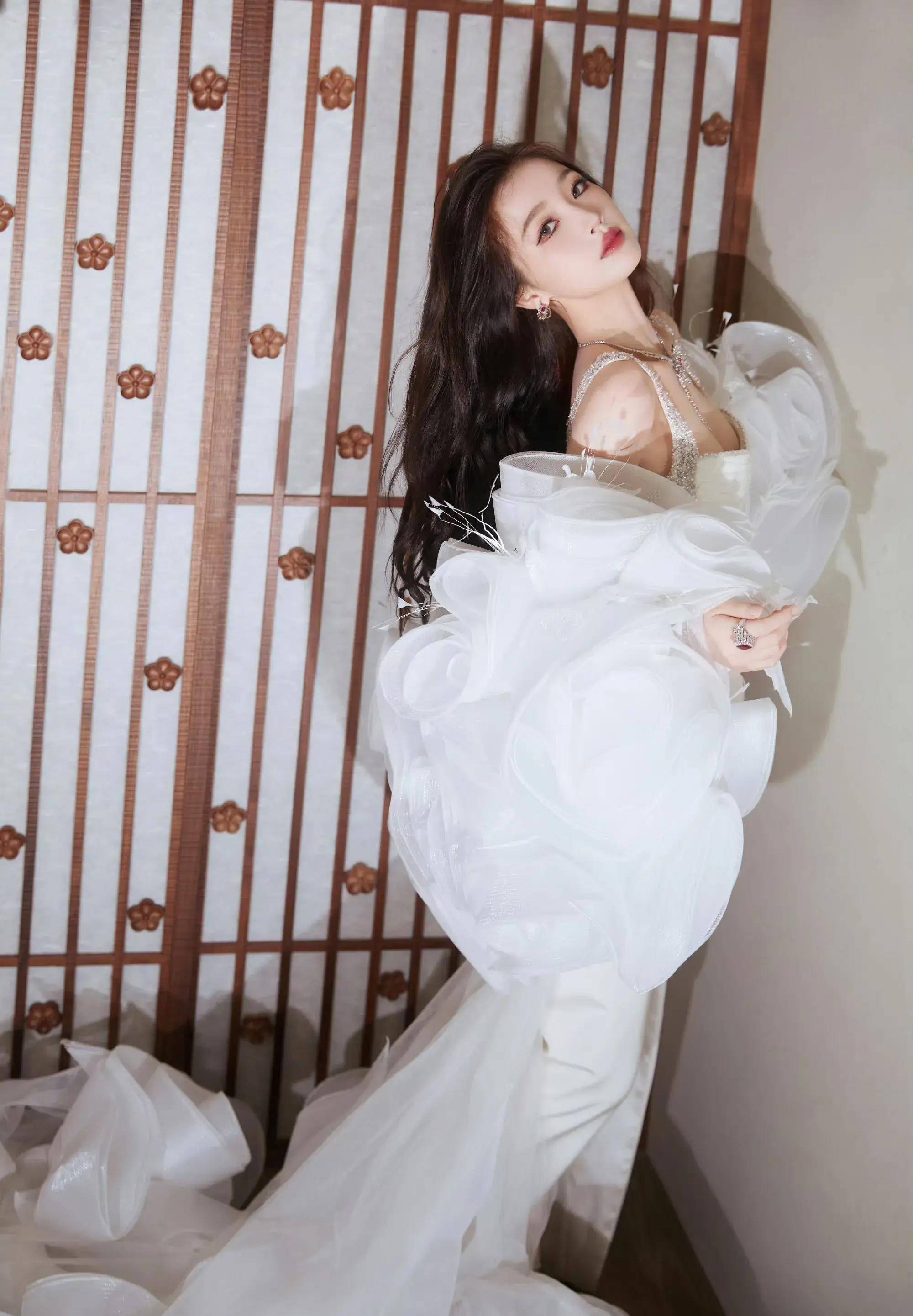 虞书欣gq盛典黑白两套造型 云朵白纱裙又纯又欲 蕾丝黑裙优雅高贵_美