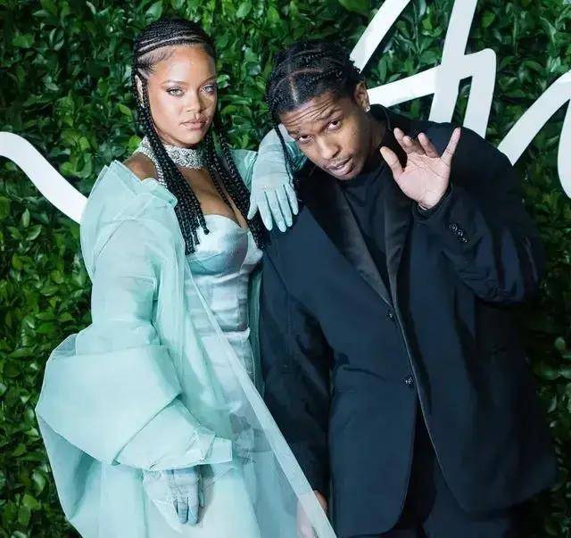 蕾哈娜及众多明星参加了碧昂丝在五星级酒店举办的豪华生日派对_丽莎