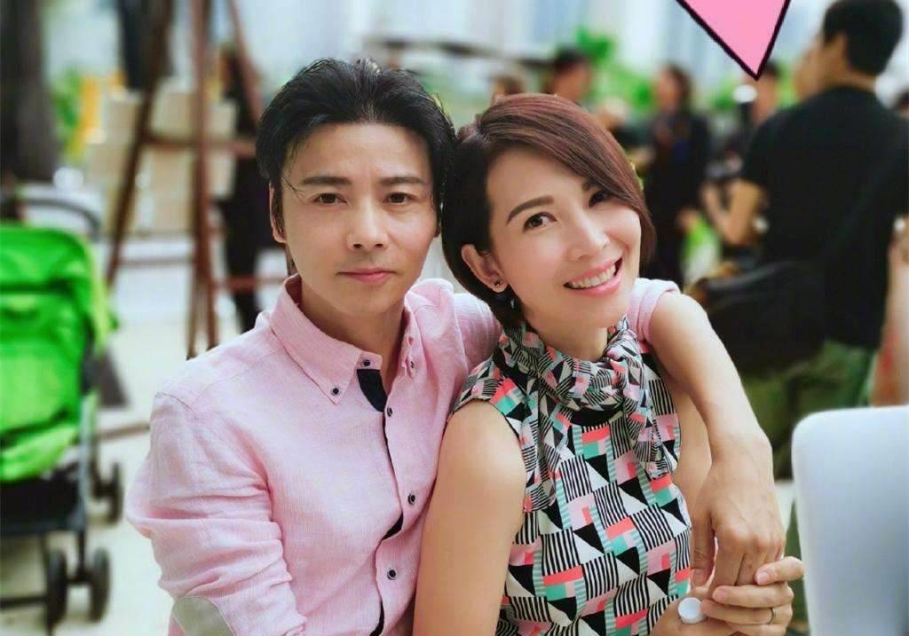 在那个时候,传闻除了蔡少芬还有李嘉欣,关之琳等女神都在刘銮雄的花