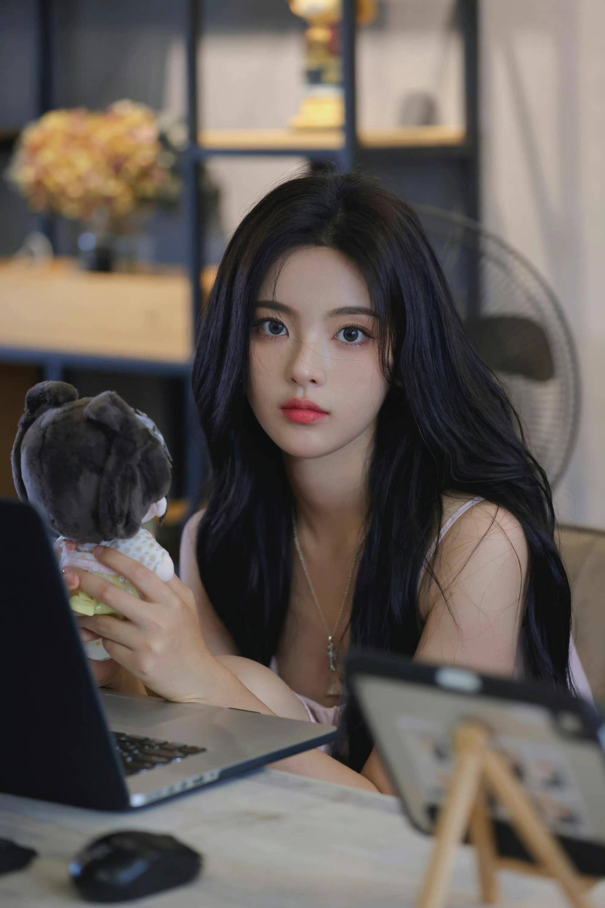 杨超越写真曝光,一袭公主裙,穿出时尚减龄的少女感_花花_小越_什么