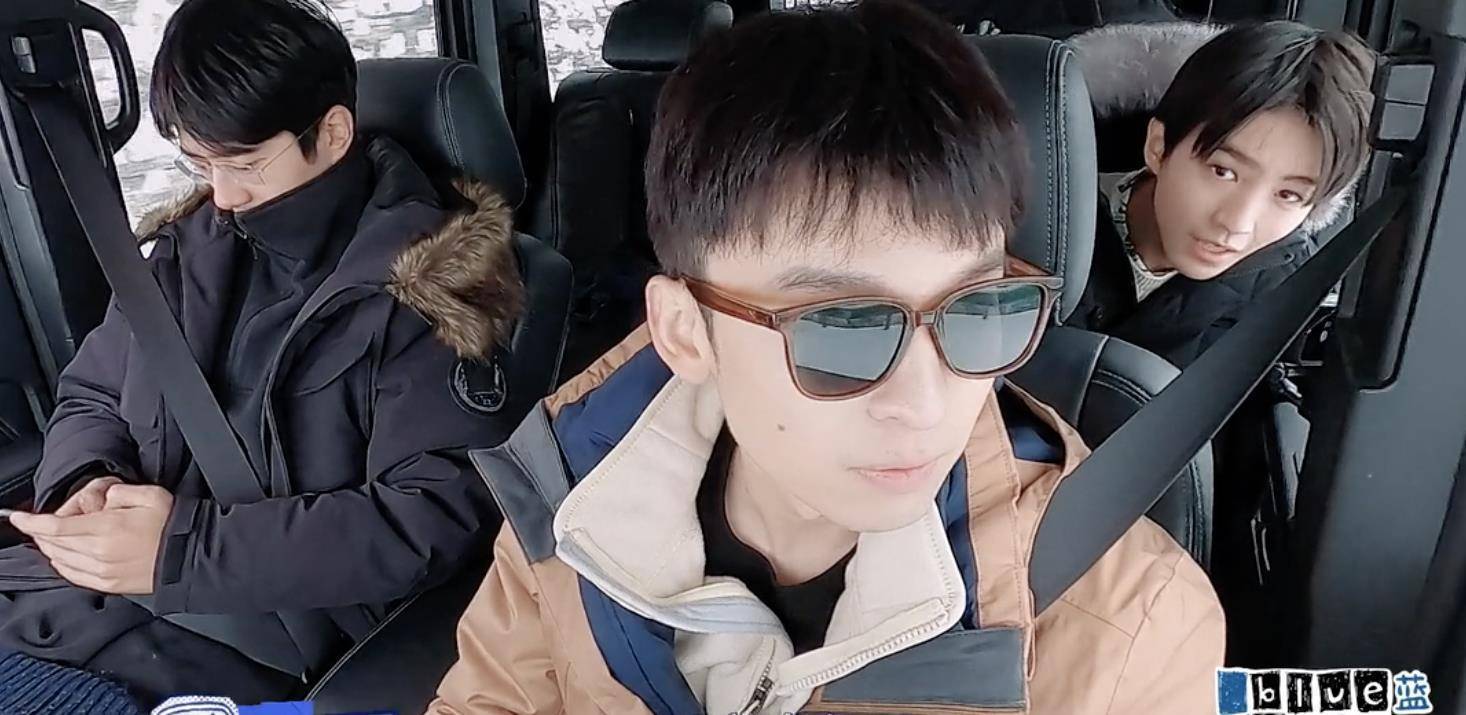 王俊凯买20元手套,早饭不到三块,在铁皮箱上厕所,喝水却很讲究