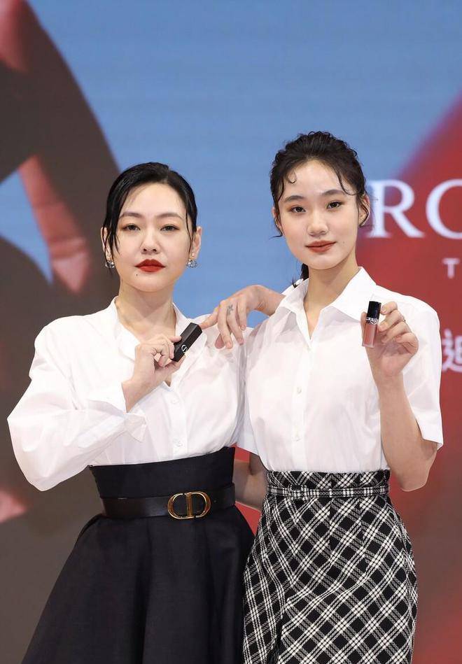 小s15岁次女真是嗲精!