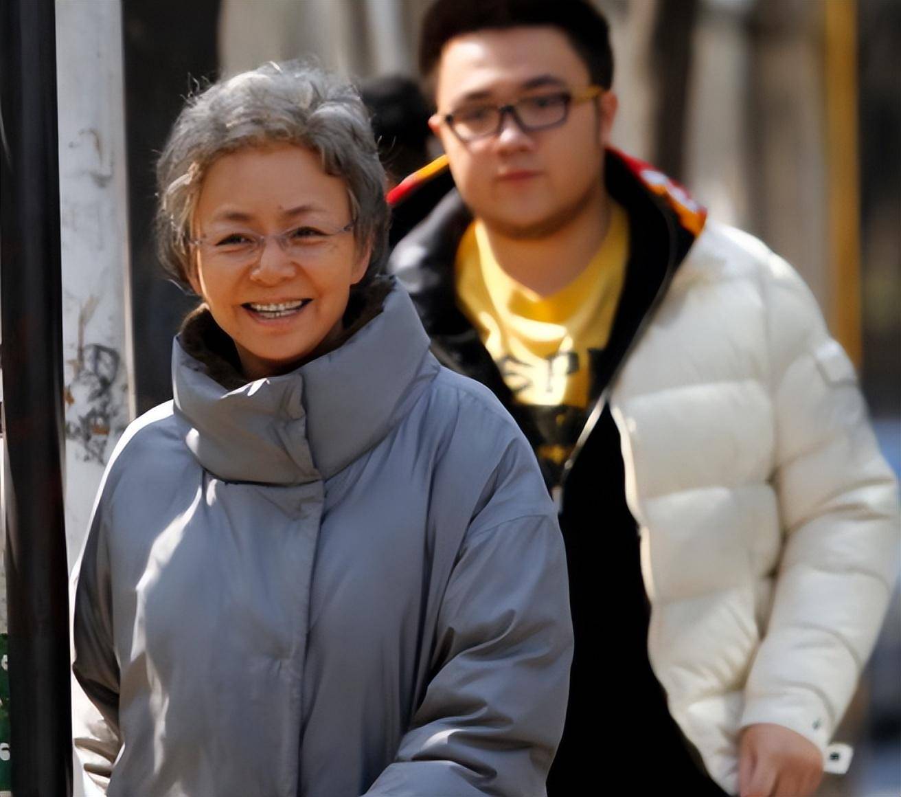 晚年想看孙子被拒,宋丹丹:这都是英达咎由自取_巴图_倪萍_中心