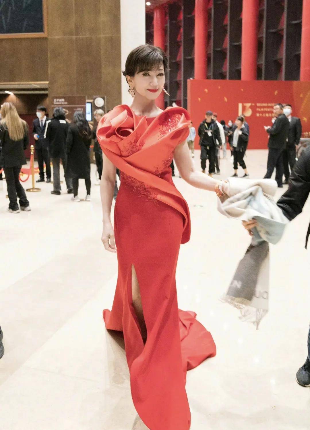 70岁赵雅芝一袭大红色开叉长裙出席北影节,把年轻美女都比下去了_旗袍
