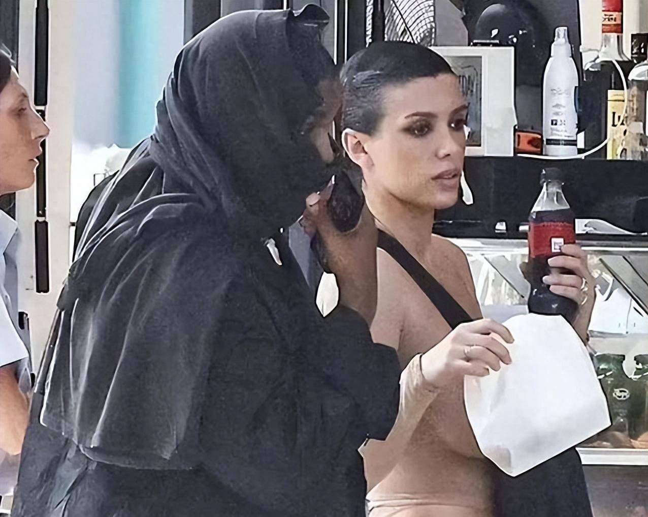 重新定义时尚:侃爷,比安卡的另类穿搭受关注_卡戴珊_枕头_人们