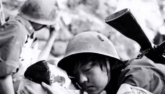 86年老山战场,女战士张茹亲吻临终士兵,感动一代人_战争_战友_我国