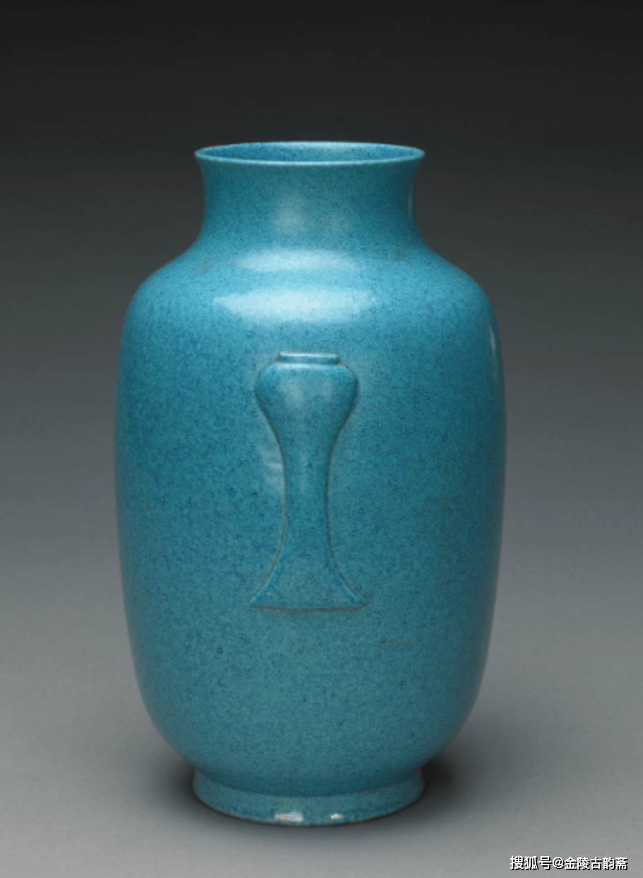 清道光款炉钧釉双耳灯笼尊故宫博物院藏近年,收藏界对炉钧釉瓷器有着