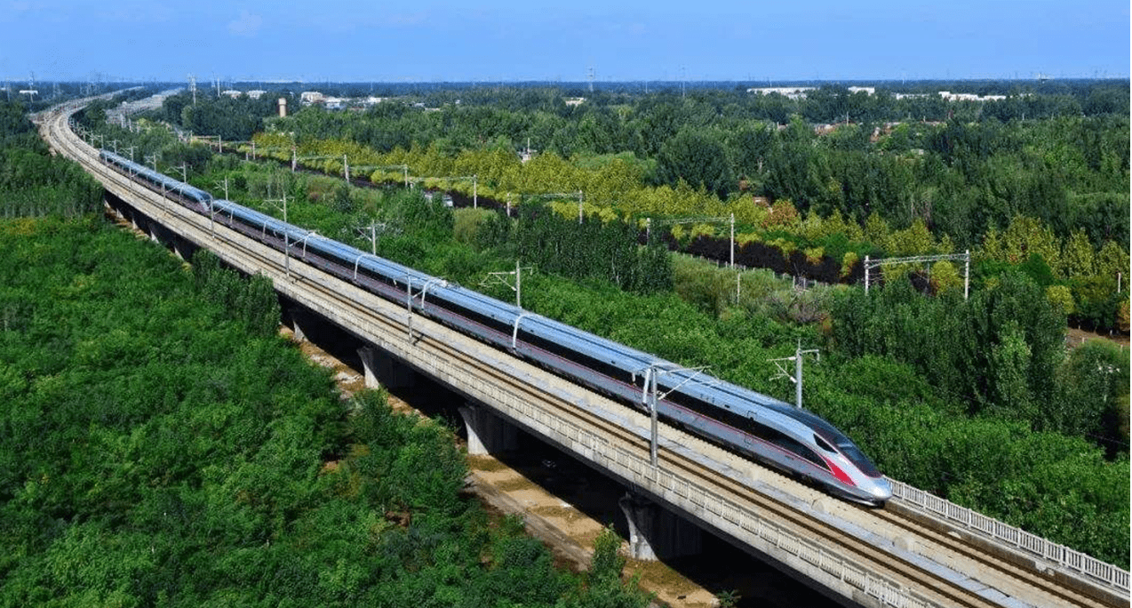 交通枢纽(轻轨站与客运站),近距离已开建西法城际铁路太白山站(规划)