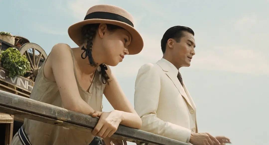 17岁的法国少女简(珍·玛奇饰)在西贡女子寄宿学校读书,她的家庭状况