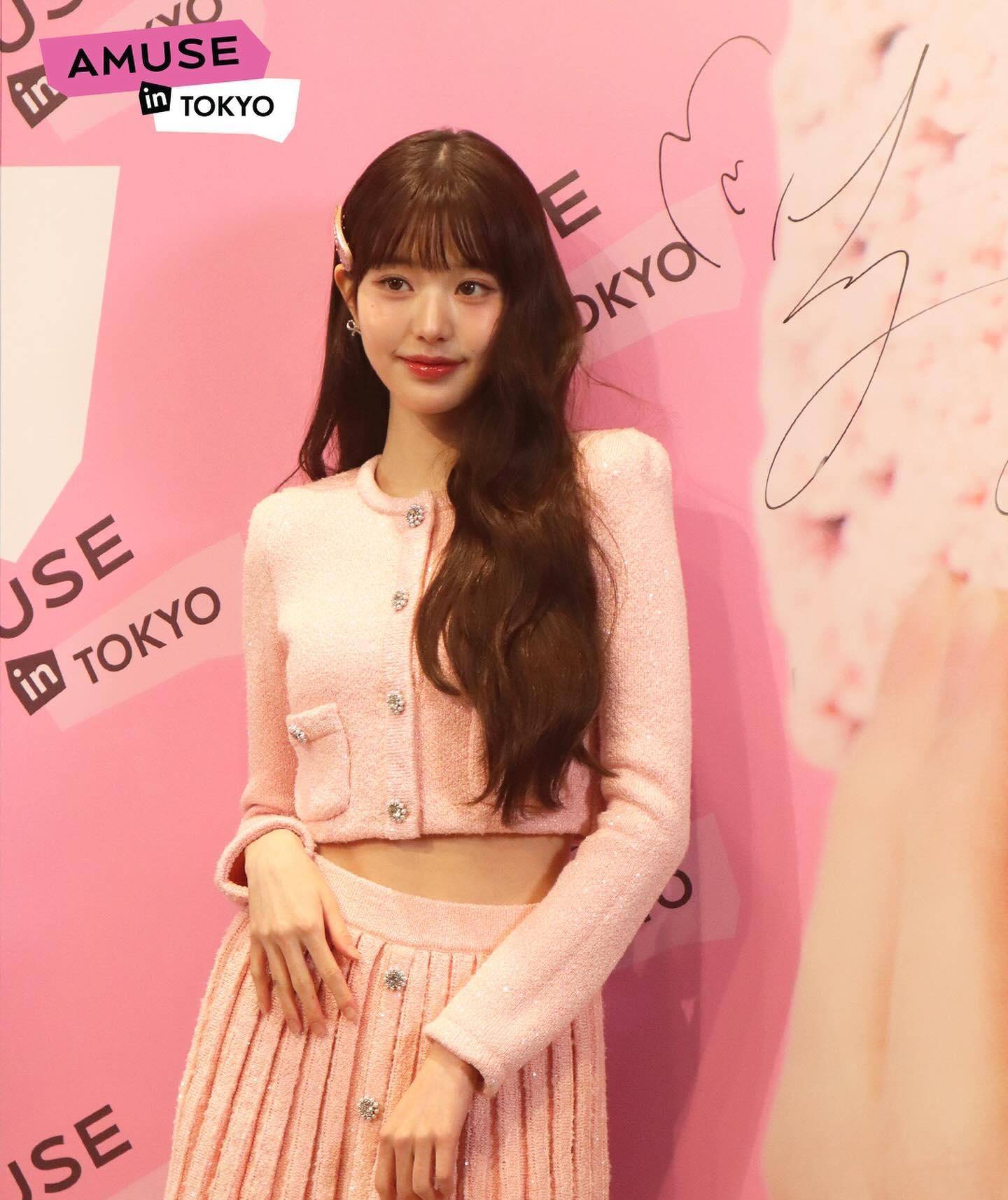 张员瑛穿粉色裙装把自己「装进盒子里」,简直是收藏品等级娃娃_张元英