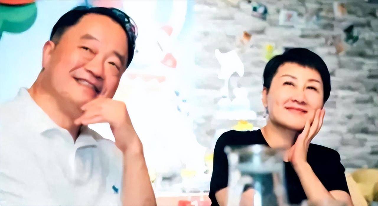 演员张凯丽:34岁嫁圈外老公,婚后生一女,如今女儿成了她的骄傲_张建全