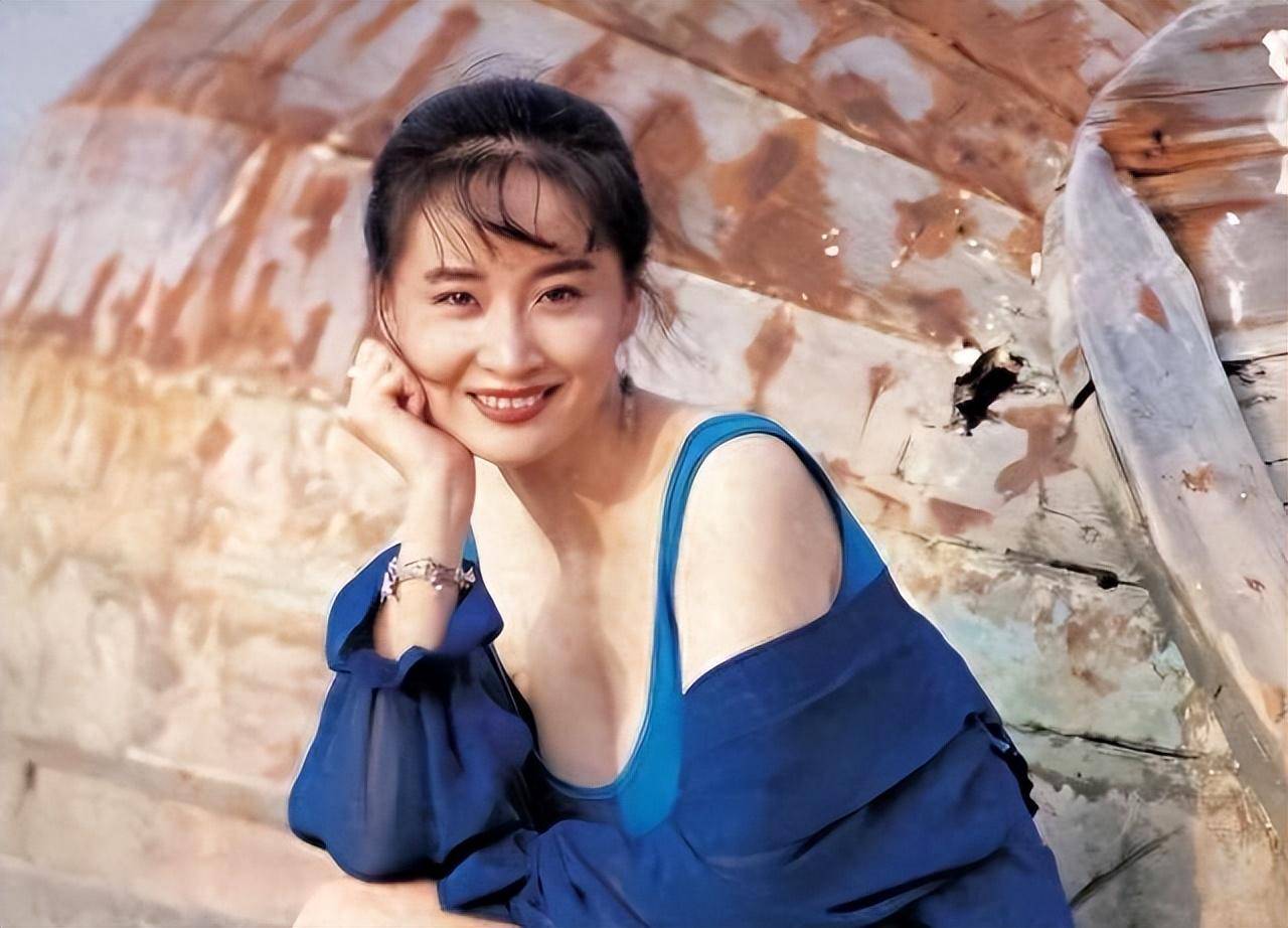 "香港第一美女"于莉:为何会突然之间退出港圈,并单身至今?