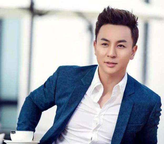 2岁习武,5岁爆红,亲爹靠他成亿万富翁,如今32岁无人问津_释小龙_父亲