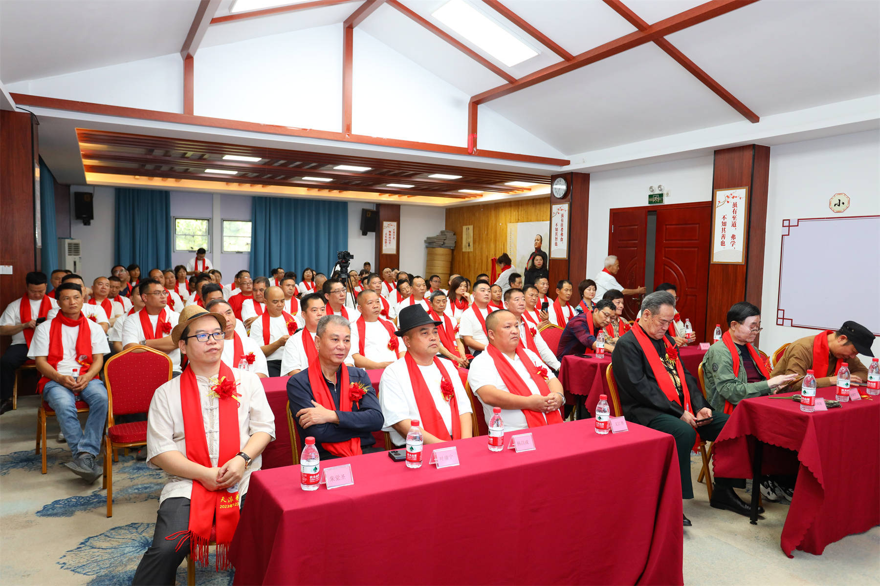 的嘉宾有(广东省传统文化促进会创会会长终身荣誉会长的余鹏翔将军)