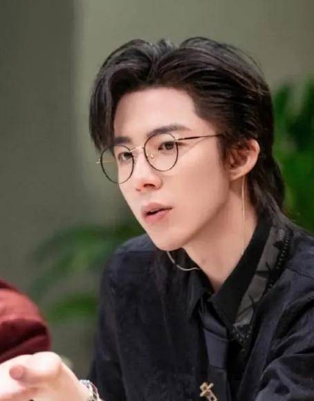 一直以为刘宇宁只是唱歌的,原来之前演过那么多戏_网友_五官_牙齿